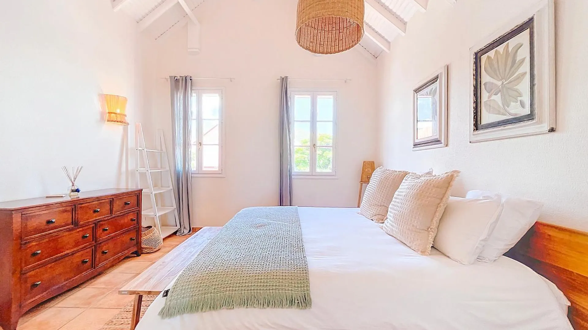 Sable Bleu Elegant 2-Bedroom Oceanfront Apartment Orient Bay