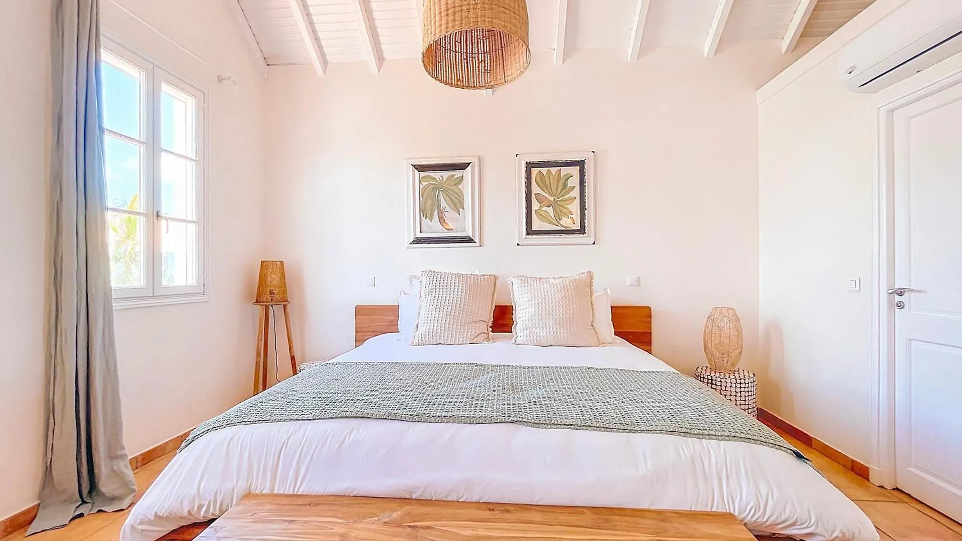 Sable Bleu Elegant 2-Bedroom Oceanfront Apartment Orient Bay