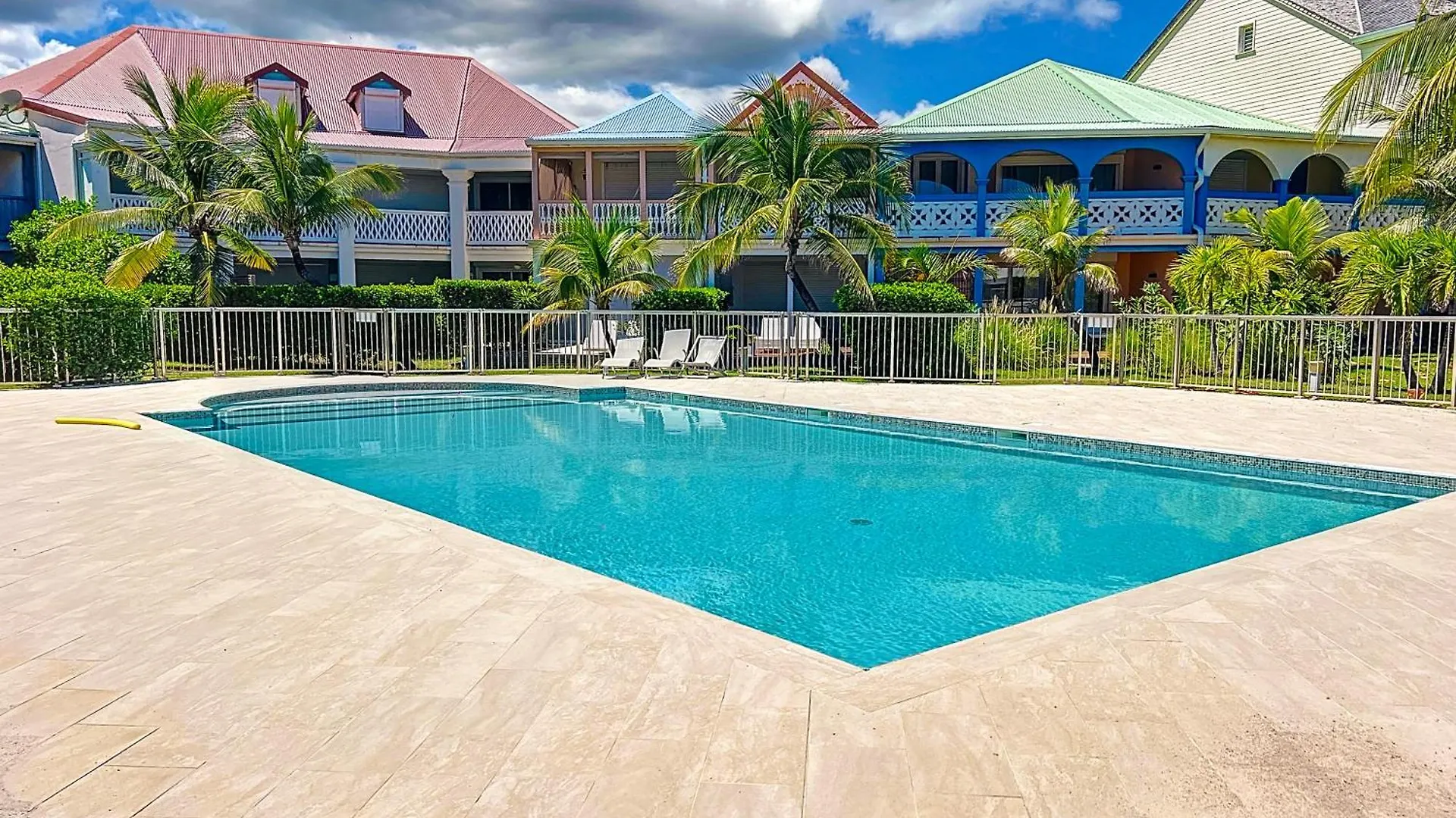 Sable Bleu Elegant 2-Bedroom Oceanfront Apartment Orient Bay