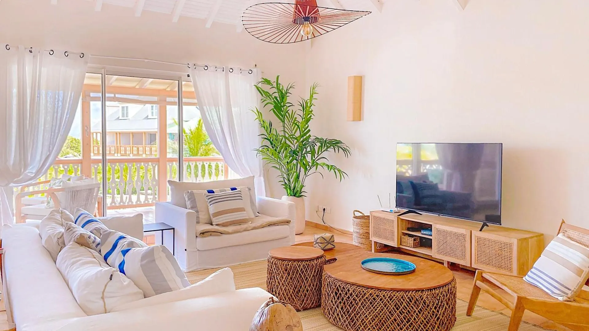 Sable Bleu Elegant 2-Bedroom Oceanfront Apartment Orient Bay