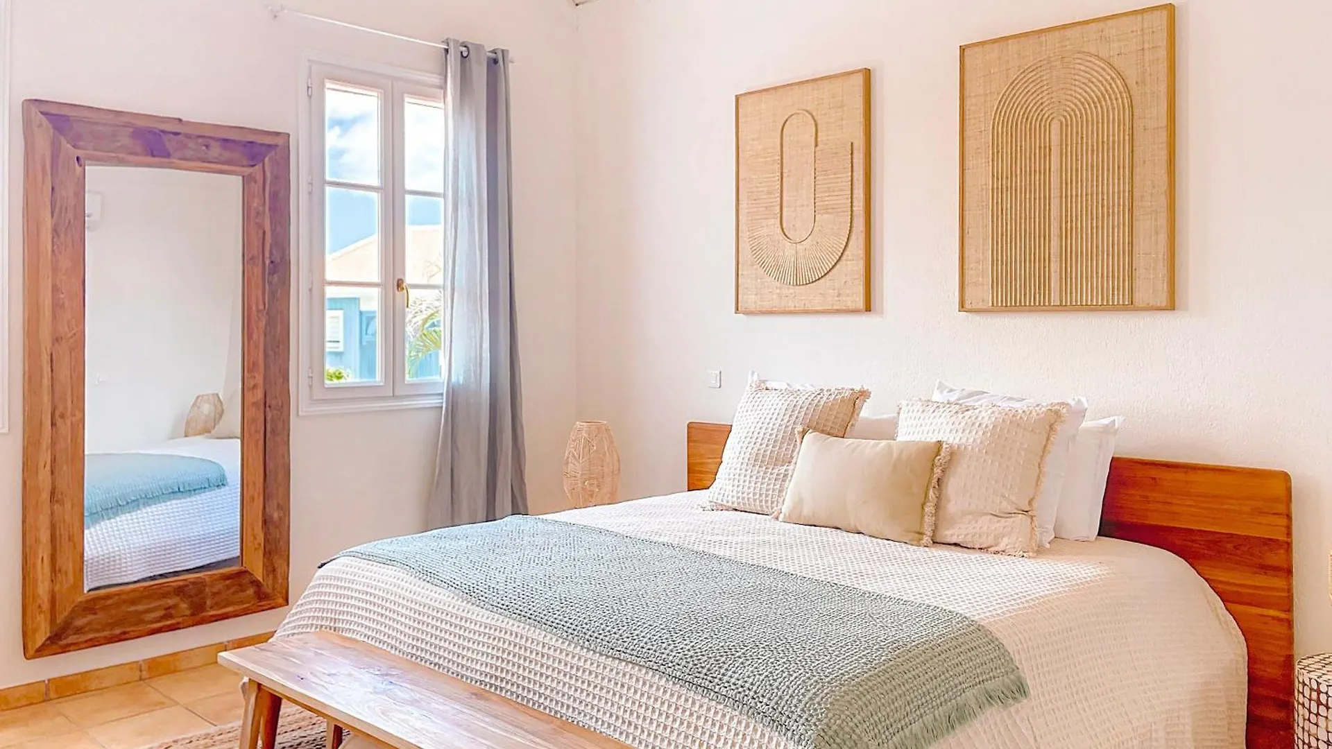 Sable Bleu Elegant 2-Bedroom Oceanfront Apartment Orient Bay