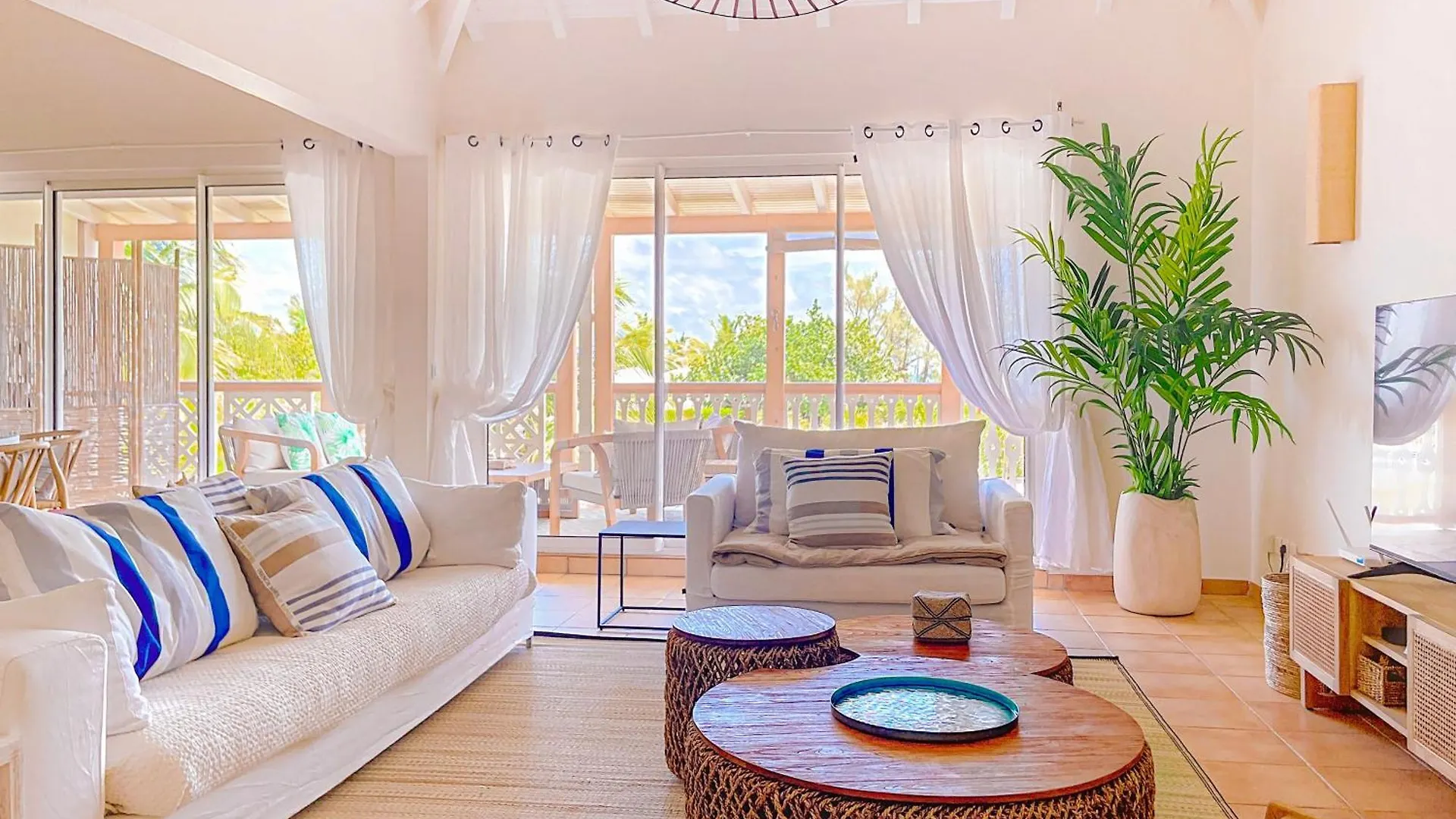 Sable Bleu Elegant 2-Bedroom Oceanfront Apartment Orient Bay 0*,  Sint Maarten/Saint Martin